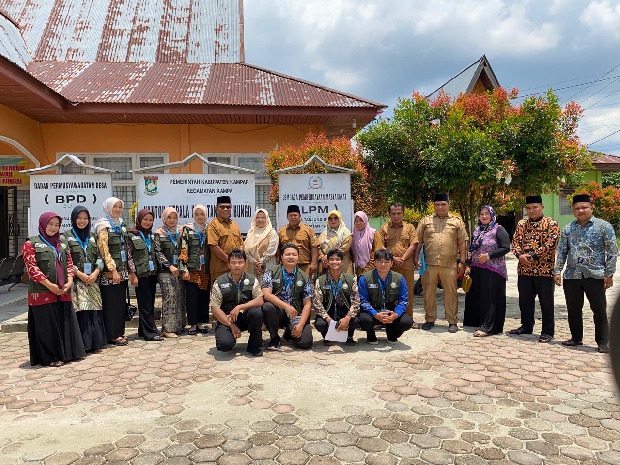 Foto Bersama Aparat Desa Tanjung Bungo bersama Mahasiswa KUKERTA MBKM 2025